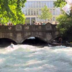 Oui, oui, c'est bien un surfeur