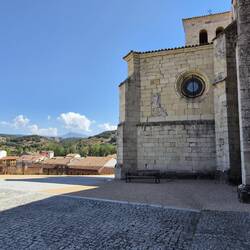 Een kerk in Cervera de Pisuerga, op een hoge heuvel.