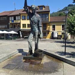 Statue "Escanciador de Sidra" (the cider pourer)
