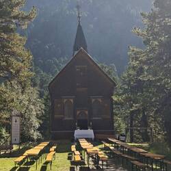 Mit Gottesdienst...