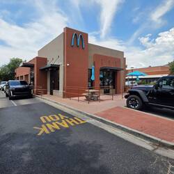 Der weltweit einzige MC Donald mit blauem Logo.