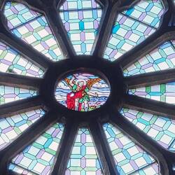 Detail van een raam heel hoog in de muur.