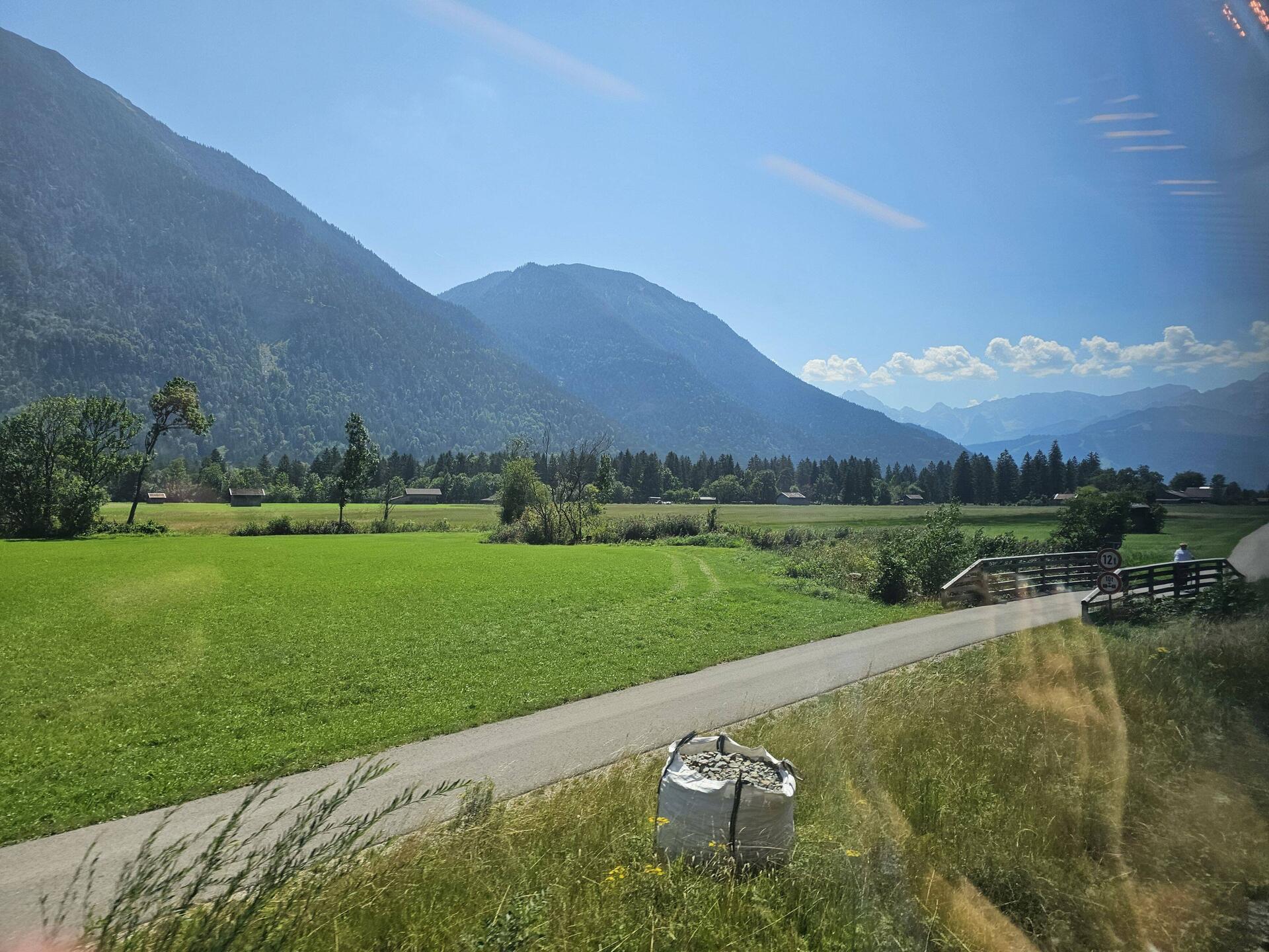 Die Berge kommen näher im Zug.