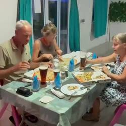 Pizzaessen auf Hao