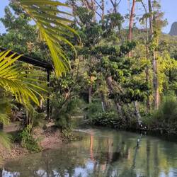 Stellplatz mit Fluss