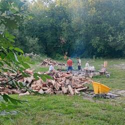 Sogar gibt es einen Grillplatz