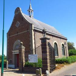 Heel verhaal over Kasteel waar bijna niets van over is, niets over dit kerkje