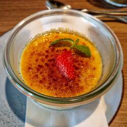 HAUSGEMACHTE CRÈME BRÛLÉE von Vanille, Limone und Orange, mit braunem Rohrzucker abgebrannt