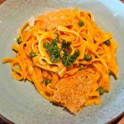 TAGLIATELLE AUS DEM WOK mit Krabbenfleisch, Hummercreme und Erbsen