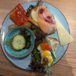 RÄUCHERLACHS und KNOBLAUCHGARNELEN mit Kirschmarmelade, Apfel und Zwiebeln