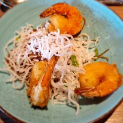 GAMBAS IM KNUSPERMANTEL auf pikantem Glasnudelsalat