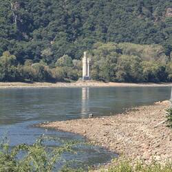 Die Insel mit dem Mäuseturm bei Bingen ist bei dem niedrigen Wasserstand trockenen Fußes erreichbar