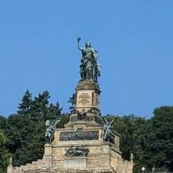 Das Niederwalddenkmal mit der Germania-Statue oberhalb von Rüdesheim