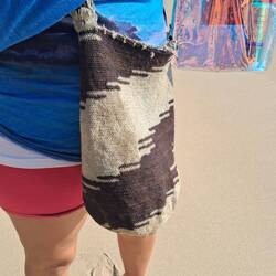 Tasche unserer Führerin am Playa Cristal