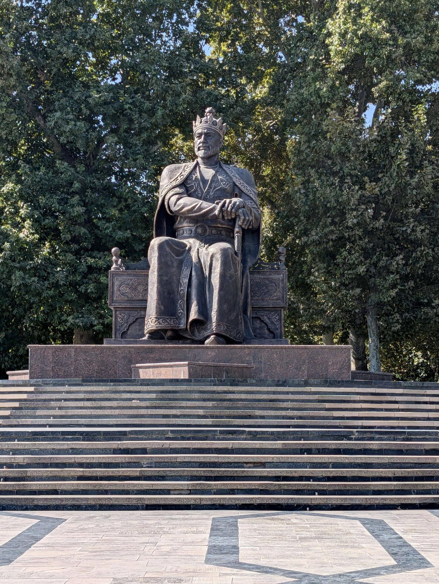 Amir Temur Monument - with a European crown - at the end of University bouvelard