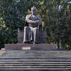 Amir Temur Monument - with a European crown - at the end of University bouvelard