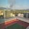 Aussicht von unserem Hotel in Tirana in ein Stadion. Zudem sieht man im Hintergrund einen Waldbrand