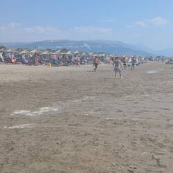 Narta Beach mit Bergpanorama