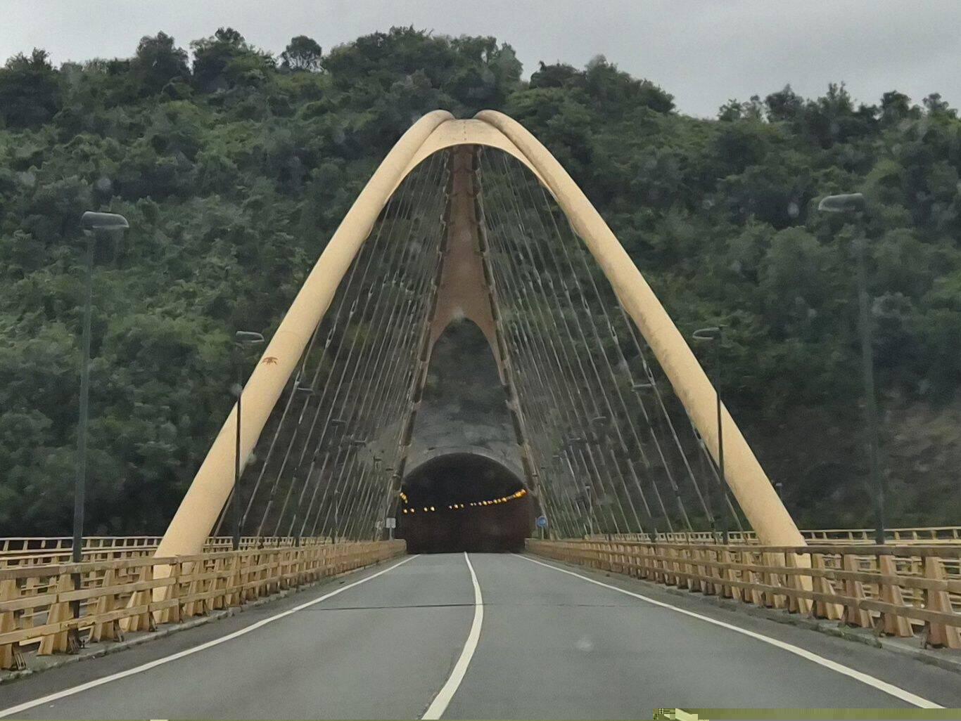 Een brug en dan direct een tunnel in.