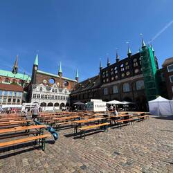 der Rathausplatz mit Festbestuhlung
