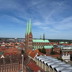 die St. Marienkirche und davor moderne Architektur😏