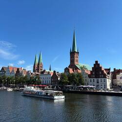 links die St. Marienkirche und rechts die St. Petrikirche