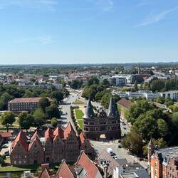 das Holstentor und die Salzspeicherhäuser von oben