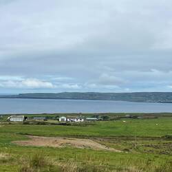 Tout au fond, les Cliffs of Moher, visitées il y a 8 ans avec les enfants