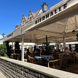 Bierhalle, bayerische Spezialitäten