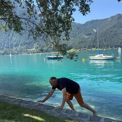 Eistee in den See gerollt