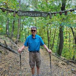 Wolli betritt den Weg durch das Oberhäuser Tor.