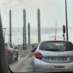 Stoplichten voor de brug in Bordeaux.