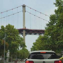 En dan onder een hoge brug door.