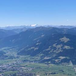 Schneebedeckte Gipfel 🏔️ im Hintergrund