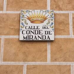 Schöne Straßenschilder in Madrid