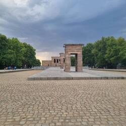 Tempel von Debod mit Gewitter im Hintergrund 🌩