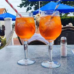 happy hour.....two for one.....🤷