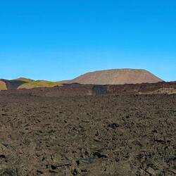 schwarze Lava, wohin das Auge blickt