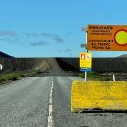 die inzwischen unpassierbare alte Straße nach Keflavik