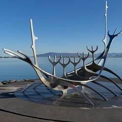 die großartige Skulptur Sun Voyager, einem Wikingerschiff nachempfunden