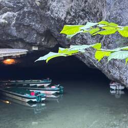 In eine Tropfsteinhöhle kann man mit dem Boot fahren