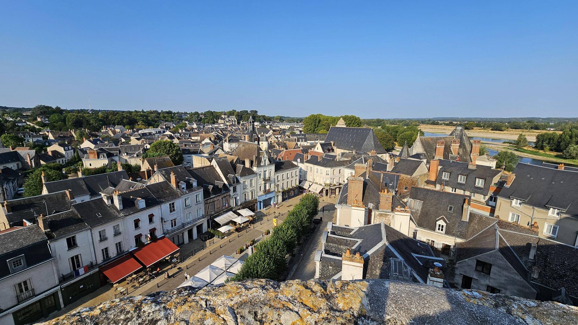 Byen Amboise og Loire-floden i baggrunden th
