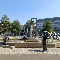 Brunnen mit Dessauer Persönlichkeiten