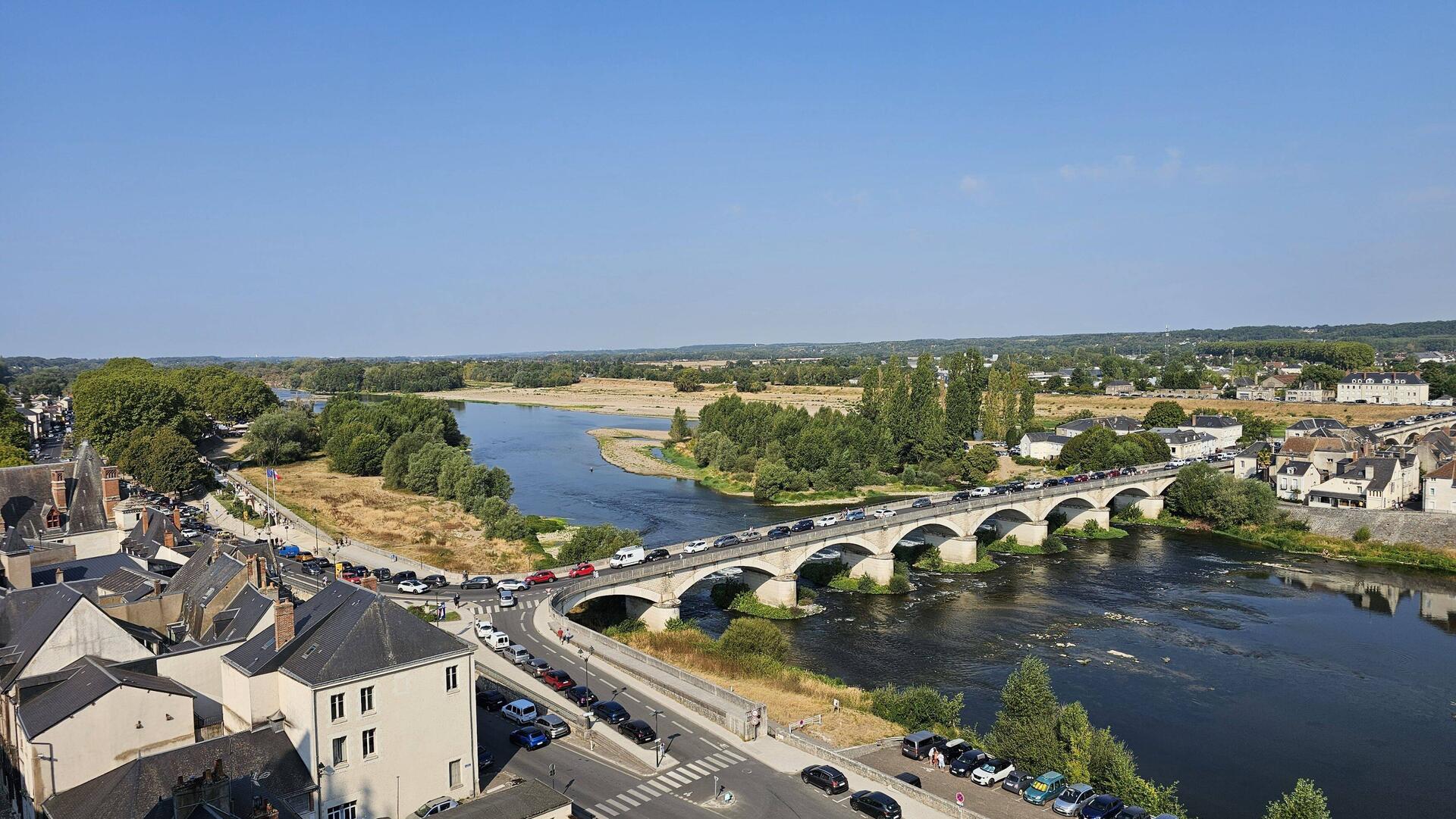 Bilkø på broen over Loire-floden