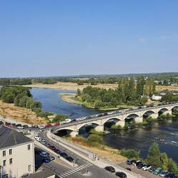 Bilkø på broen over Loire-floden
