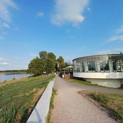 Kornhaus mit Elbe
