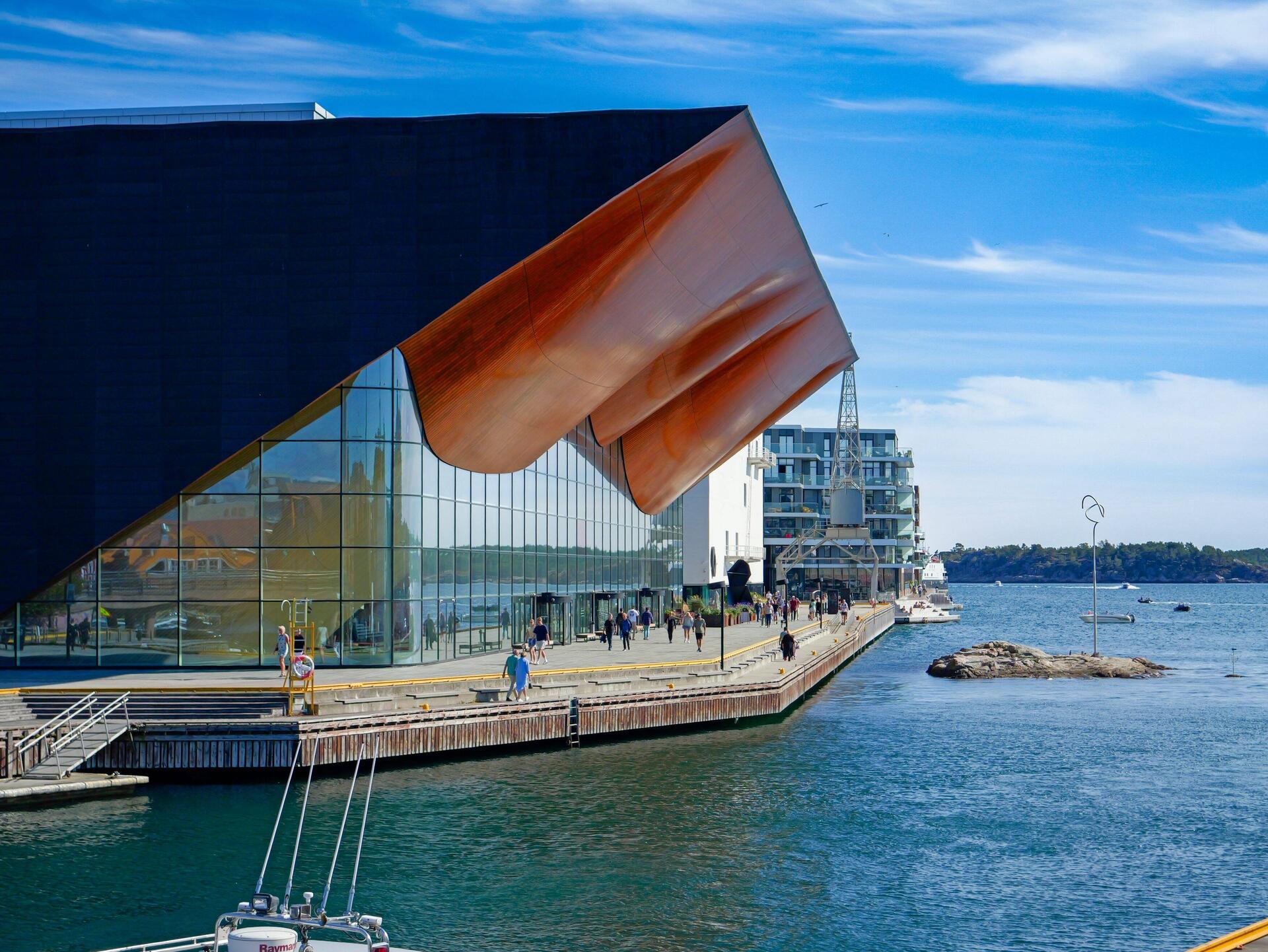 Theater und Oper Kilden. Die Wellen setzen sich im Inneren fort.
