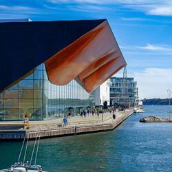 Theater und Oper Kilden. Die Wellen setzen sich im Inneren fort.