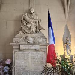 Oorlogsmonument in de kerk.