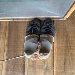 Raphaela schützt ihre Schuhe mit Nylons gegen potentielle tierische Eindringlinge